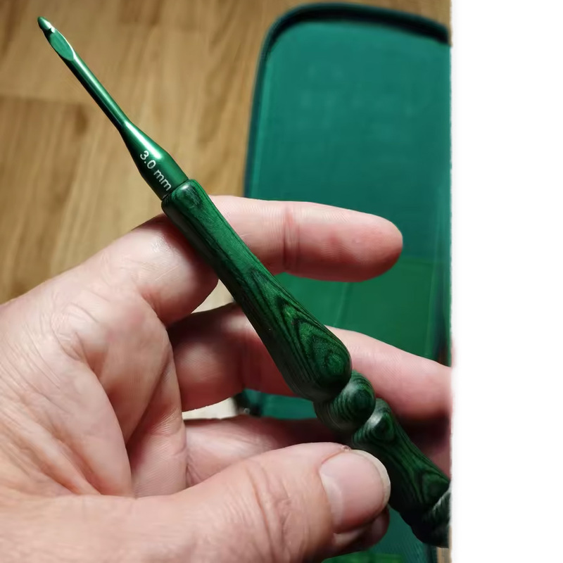 مجموعة من 8 قطع من إبر الكروشي - مراجعة Wooden Crochet Hooks Ergonomic Handle وسعره